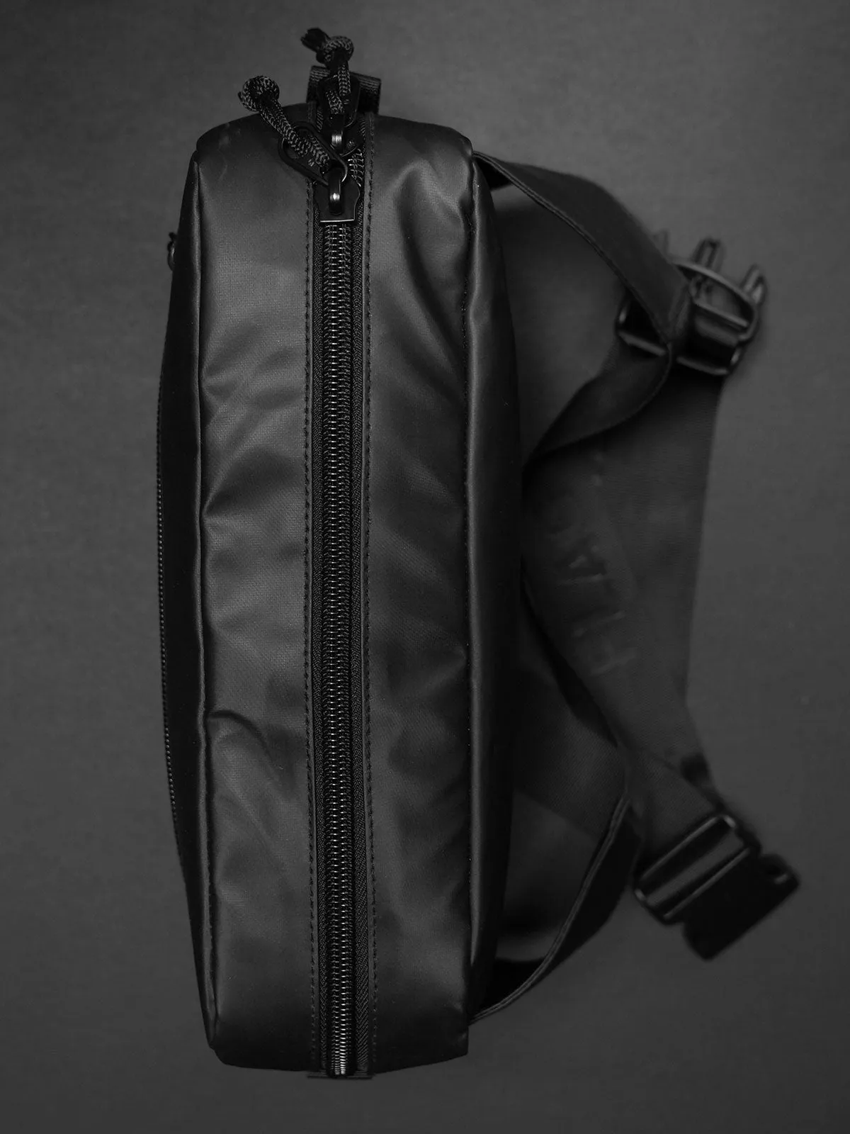 MOMENTUM SLING BAG 7L- BLACK